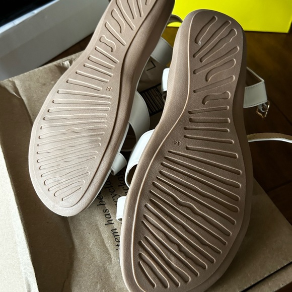 White sandal - Picture 3 of 3